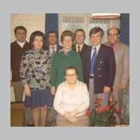 027-1031 Januar 1975. Christine Voellmann mit ihren Kindern Helmut. Irmgard, Karl-Heinz, Erna, Siegfried, Bruno und Herbert. (von links).JPG